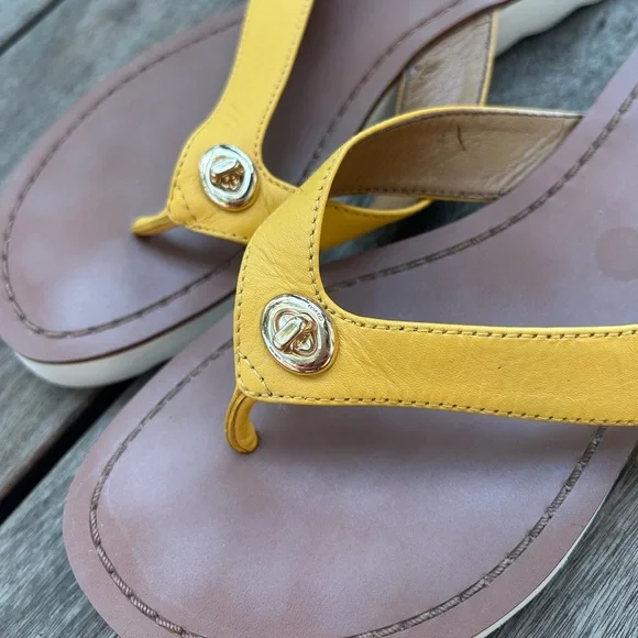 COACH Shelly Turnlock Flip Flop Sandal Yellow Leather Women's Slippers Sz 6.5